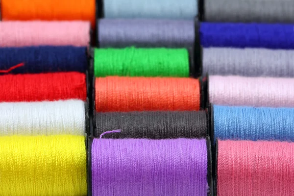 Mnóstwo kolorowych nici szpule — Zdjęcie stockowe