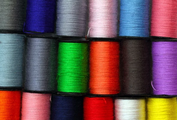 Mnóstwo kolorowych nici szpule — Zdjęcie stockowe