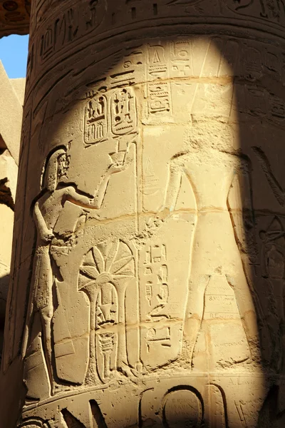 Coluna com imagens antigas de egito e hieróglifos — Fotografia de Stock