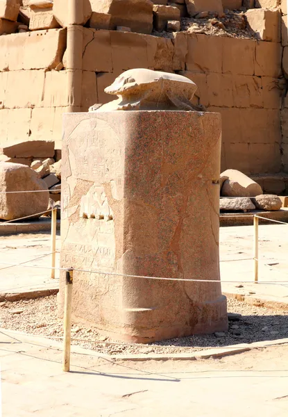 Pomnik scarabaeus w świątyni karnak — Zdjęcie stockowe