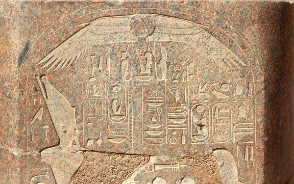 Antigas imagens de egito e hieróglifos em granito — Fotografia de Stock