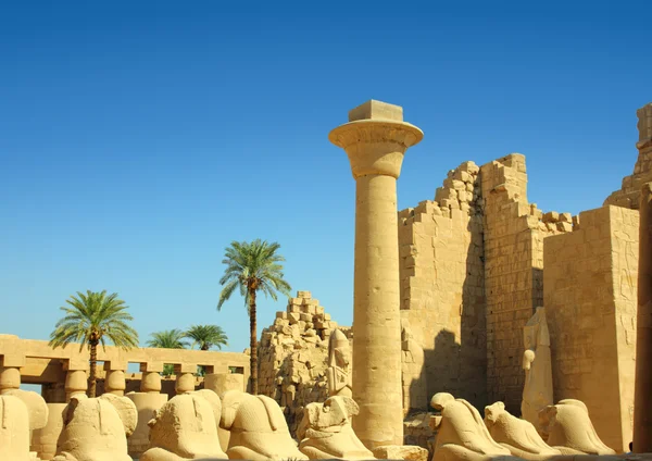 Column and statues of sphinx in karnak temple — Stock Photo, Image