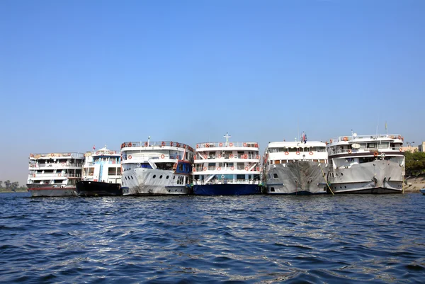 Vecchie navi passeggeri in piedi in porto — Foto Stock