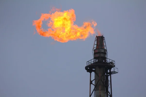 タワーの製油所に聖火が点灯しています。 — ストック写真