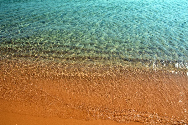 Mar poco profundo en la playa de arena — Foto de Stock