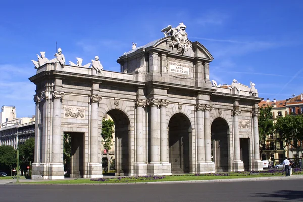 Puerta de alcala μνημείο στη Μαδρίτη, Ισπανία — Φωτογραφία Αρχείου