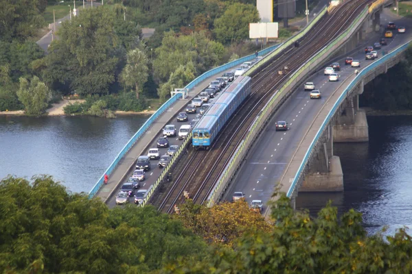 Железнодорожный мост в Киеве — стоковое фото