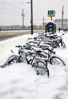 Bisikletler, Almanya Berlin'de sokakta park edilmiş bir kar ile kaplı