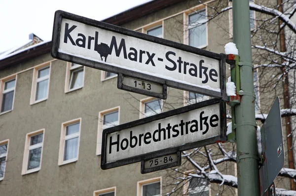 Sinais de direção em um posto em Berlim — Fotografia de Stock