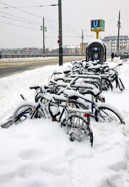 Biciclette Sono Coperte Una Neve Parcheggiata Strada Berlino Germania — Foto Stock