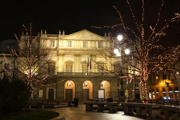 La scala Operası'nda gece. Milano, İtalya
