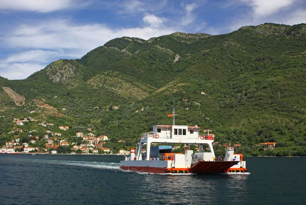 Veerboot in de baai van kotor, montenegro — Stockfoto