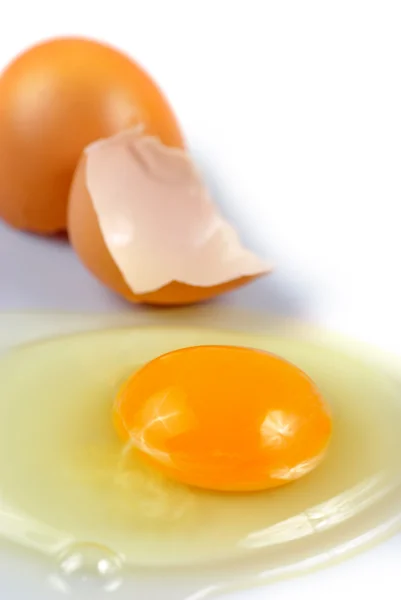 Gebarsten eieren geïsoleerd — Stockfoto