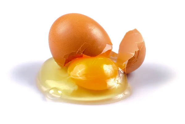 Kırık yumurta izole — Stok fotoğraf