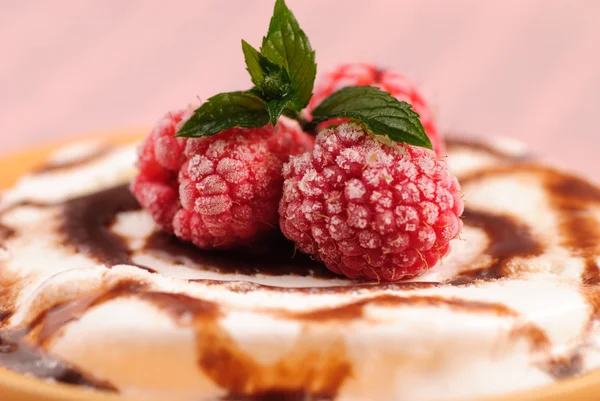 Dessert met rasberry en mint — Stockfoto