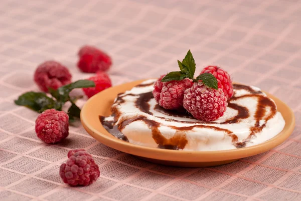 Sobremesa com rasberry e hortelã — Fotografia de Stock
