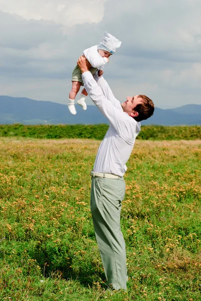 Батько і син на відкритому повітрі — стокове фото