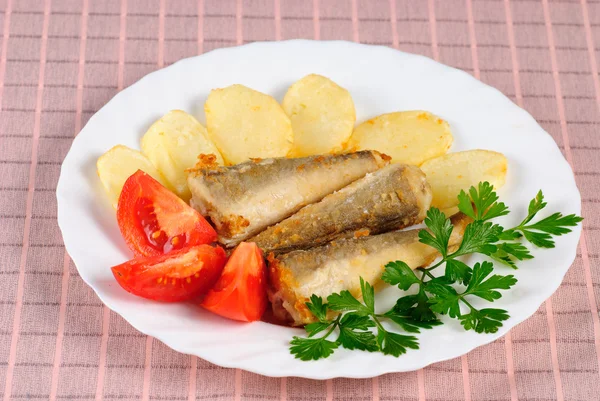 Kızarmış balık ve patates — Stok fotoğraf