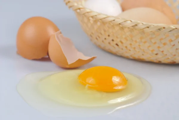 Huevo agrietado aislado —  Fotos de Stock