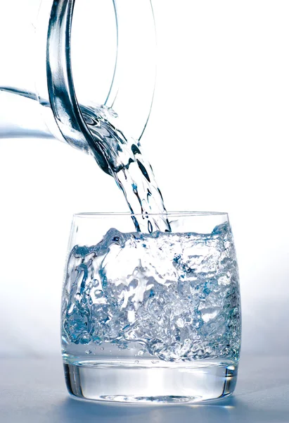 Glas mit Wasser und Krug — Stockfoto