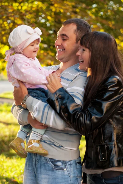屋外の幸せな家族 — ストック写真