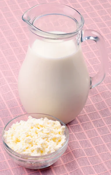 Молоко и творог — стоковое фото