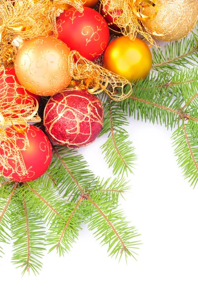 クリスマス ゴールドとピンクの松の枝を持つ — ストック写真