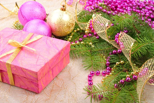 Oro navideño y rosa con rama de pino — Foto de Stock