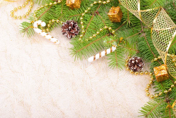 冷杉的树枝上的圣诞装饰 — 图库照片