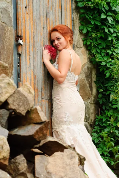 Bruid in de buurt van de oude vergrendelde deur — Stockfoto