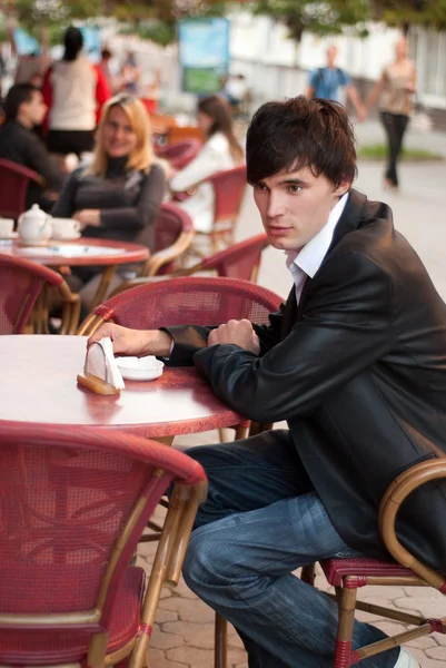 Человек в кафе на открытом воздухе — стоковое фото
