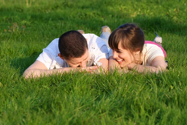Para leżeć na trawie — Zdjęcie stockowe