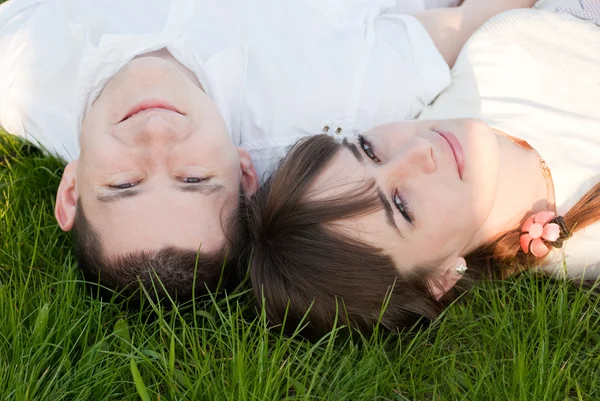 草の上の男と女の嘘 — ストック写真