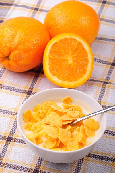 Хлопья и апельсины — стоковое фото