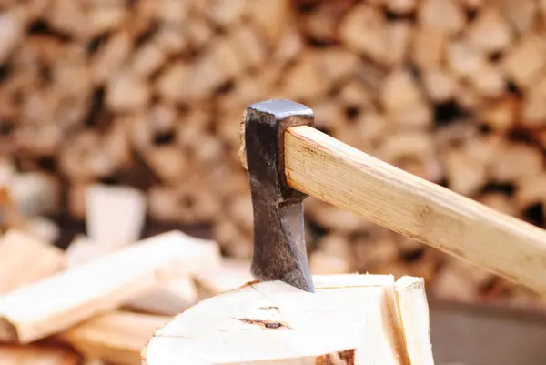 Brennholz mit Axt — Stockfoto