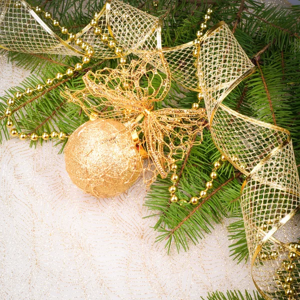Kerstdecoratie op tak van de zilverspar — Stockfoto