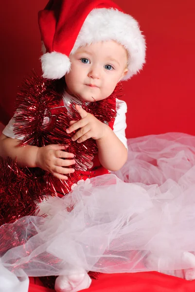 女孩在红布上的圣诞老人 — 图库照片