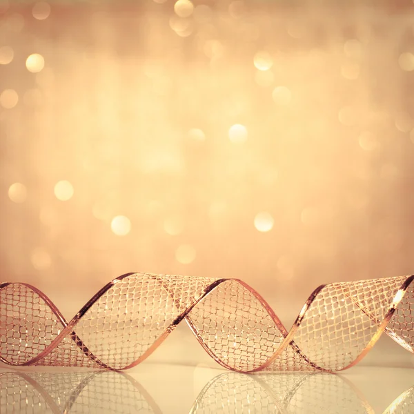 Odaklanamayan ışıklar arka planında Noel süslemesi