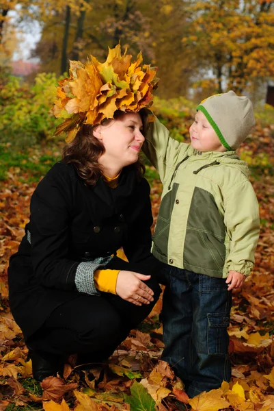 Chłopiec i matki w parku jesienny — Zdjęcie stockowe
