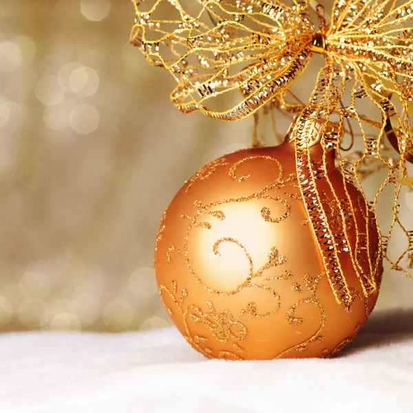 Kerst decoratie op onscherpe verlichting achtergrond — Stockfoto