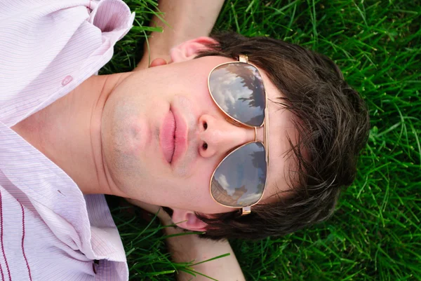 Человек лежит на траве — стоковое фото