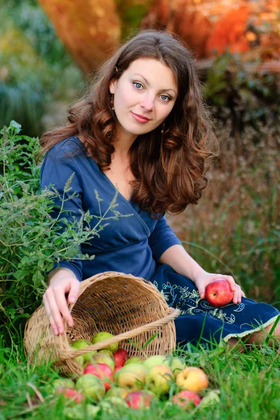Γυναίκα και το μήλο καλλιεργειών — Φωτογραφία Αρχείου