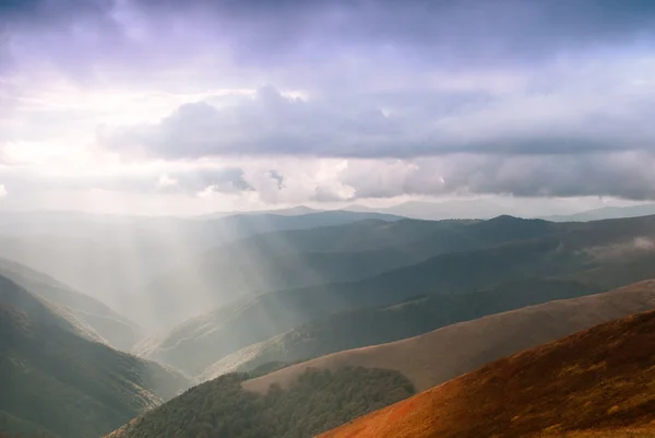 Солнечные лучи в горах — стоковое фото