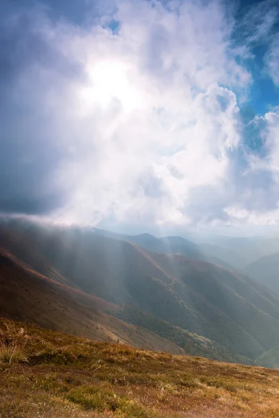 Sunrays in mountains — Stock Photo, Image