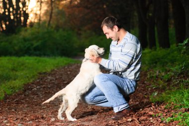 Golden retriever ve adam Park