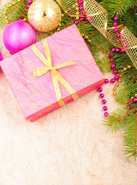 Рождественское золото и розовый с сосновой веткой — стоковое фото