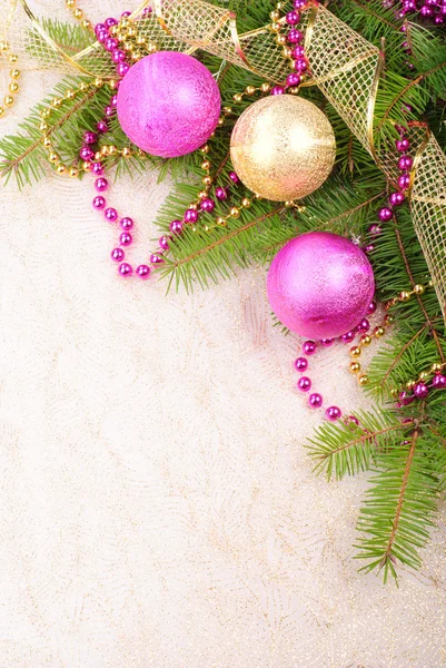 क्रिसमस सोने और गुलाबी पाइन शाखा के साथ — स्टॉक फ़ोटो, इमेज