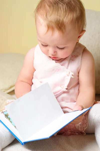 Дівчина читає книгу — стокове фото