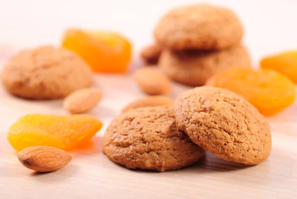 Печенье с миндалем и сушеными абрикосами — стоковое фото