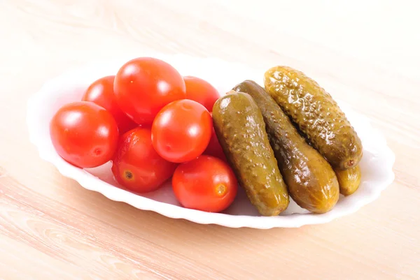 Pickled tomatoes and cucumbers — Stock Photo, Image